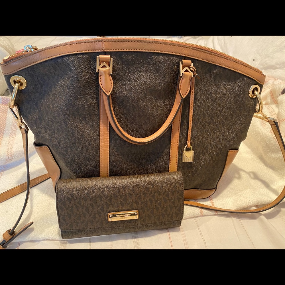 🌸 Michael Kors tote purse and wallet